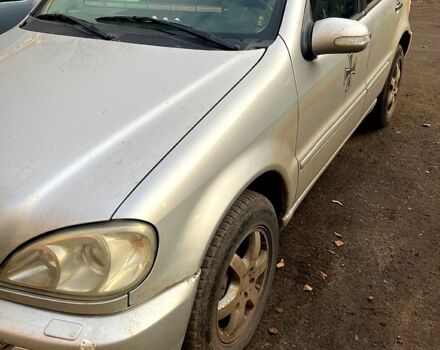 Серый Мерседес МЛ класс, объемом двигателя 4 л и пробегом 400 тыс. км за 4300 $, фото 1 на Automoto.ua