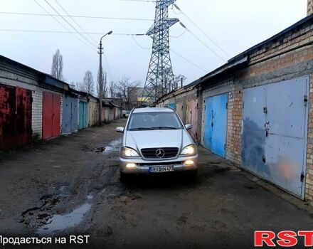 Серый Мерседес МЛ класс, объемом двигателя 2.7 л и пробегом 350 тыс. км за 2850 $, фото 1 на Automoto.ua