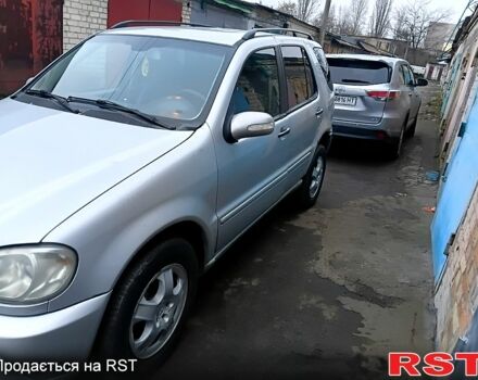 Серый Мерседес МЛ класс, объемом двигателя 2.7 л и пробегом 350 тыс. км за 2850 $, фото 3 на Automoto.ua