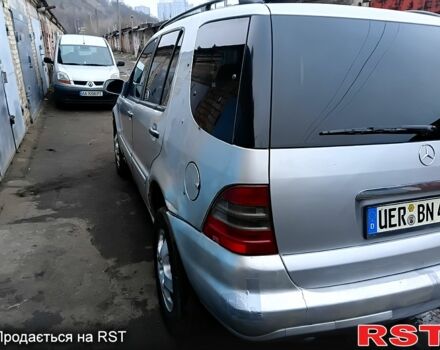 Серый Мерседес МЛ класс, объемом двигателя 2.7 л и пробегом 350 тыс. км за 2850 $, фото 4 на Automoto.ua