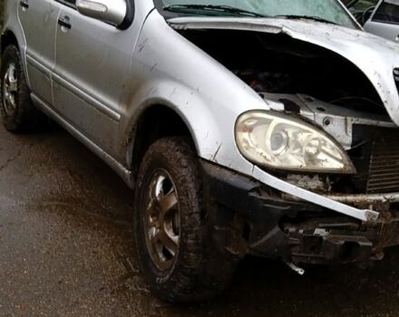 Серый Мерседес МЛ класс, объемом двигателя 2.7 л и пробегом 300 тыс. км за 3500 $, фото 1 на Automoto.ua