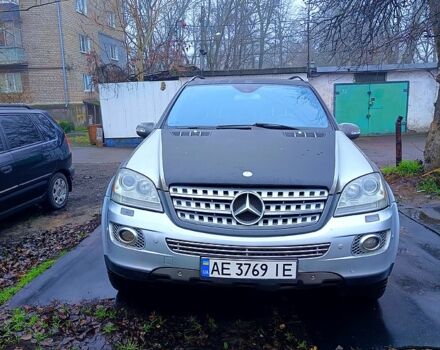 Серый Мерседес МЛ класс, объемом двигателя 3.5 л и пробегом 308 тыс. км за 6500 $, фото 7 на Automoto.ua