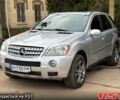 Серый Мерседес МЛ класс, объемом двигателя 5 л и пробегом 207 тыс. км за 9500 $, фото 1 на Automoto.ua