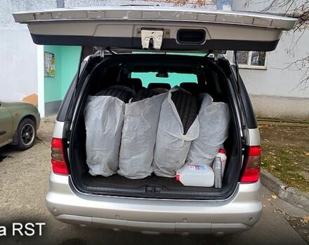 Серый Мерседес МЛ класс, объемом двигателя 2.7 л и пробегом 474 тыс. км за 7000 $, фото 2 на Automoto.ua