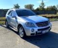 Серый Мерседес МЛ класс, объемом двигателя 3.5 л и пробегом 370 тыс. км за 10000 $, фото 5 на Automoto.ua