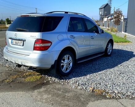 Серый Мерседес МЛ класс, объемом двигателя 3.5 л и пробегом 370 тыс. км за 10000 $, фото 1 на Automoto.ua