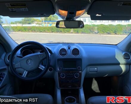 Серый Мерседес МЛ класс, объемом двигателя 3.5 л и пробегом 370 тыс. км за 10000 $, фото 7 на Automoto.ua