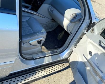 Серый Мерседес МЛ класс, объемом двигателя 3.5 л и пробегом 370 тыс. км за 10000 $, фото 11 на Automoto.ua