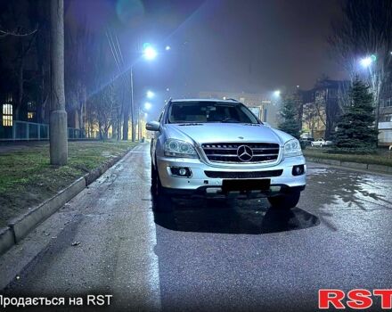 Серый Мерседес МЛ класс, объемом двигателя 3 л и пробегом 140 тыс. км за 7800 $, фото 1 на Automoto.ua