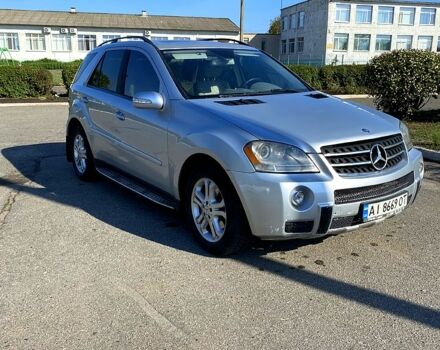 Серый Мерседес МЛ класс, объемом двигателя 3.5 л и пробегом 370 тыс. км за 10000 $, фото 4 на Automoto.ua