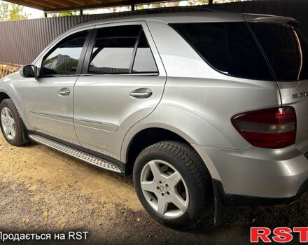 Сірий Мерседес МЛ класс, об'ємом двигуна 3 л та пробігом 261 тис. км за 15500 $, фото 4 на Automoto.ua