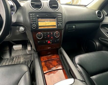 Серый Мерседес МЛ класс, объемом двигателя 3.5 л и пробегом 248 тыс. км за 10599 $, фото 12 на Automoto.ua