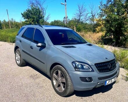 Серый Мерседес МЛ класс, объемом двигателя 3 л и пробегом 250 тыс. км за 6000 $, фото 1 на Automoto.ua