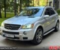 Серый Мерседес МЛ класс, объемом двигателя 5.5 л и пробегом 220 тыс. км за 11500 $, фото 1 на Automoto.ua