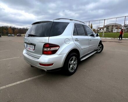 Серый Мерседес МЛ класс, объемом двигателя 3.5 л и пробегом 248 тыс. км за 10599 $, фото 2 на Automoto.ua