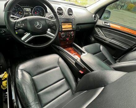 Серый Мерседес МЛ класс, объемом двигателя 3.5 л и пробегом 248 тыс. км за 10599 $, фото 9 на Automoto.ua