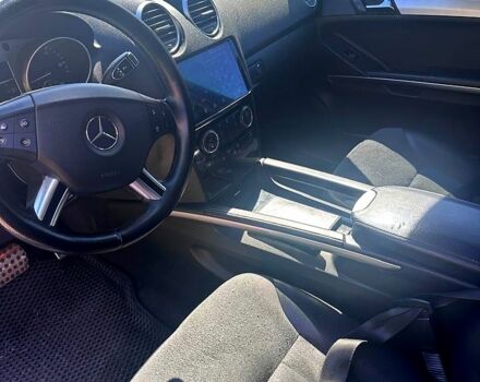 Серый Мерседес МЛ класс, объемом двигателя 3 л и пробегом 250 тыс. км за 6000 $, фото 5 на Automoto.ua