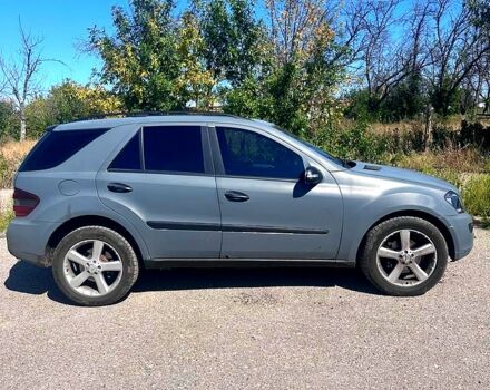 Серый Мерседес МЛ класс, объемом двигателя 3 л и пробегом 250 тыс. км за 6000 $, фото 3 на Automoto.ua