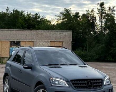Серый Мерседес МЛ класс, объемом двигателя 3 л и пробегом 250 тыс. км за 5500 $, фото 1 на Automoto.ua