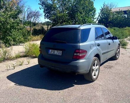 Серый Мерседес МЛ класс, объемом двигателя 3 л и пробегом 250 тыс. км за 6000 $, фото 2 на Automoto.ua