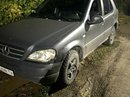 Серый Мерседес МЛ класс, объемом двигателя 3.2 л и пробегом 300 тыс. км за 4500 $, фото 1 на Automoto.ua