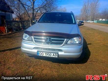 Серый Мерседес МЛ класс, объемом двигателя 3.2 л и пробегом 213 тыс. км за 6000 $, фото 1 на Automoto.ua