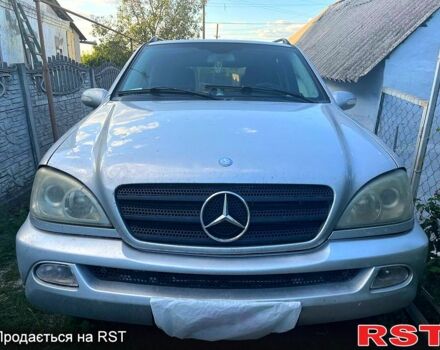 Серый Мерседес МЛ класс, объемом двигателя 3.2 л и пробегом 412 тыс. км за 5000 $, фото 1 на Automoto.ua