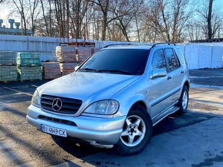 Сірий Мерседес МЛ класс, об'ємом двигуна 3.2 л та пробігом 300 тис. км за 6500 $, фото 1 на Automoto.ua