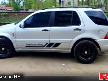 Серый Мерседес МЛ класс, объемом двигателя 2.7 л и пробегом 350 тыс. км за 6000 $, фото 1 на Automoto.ua