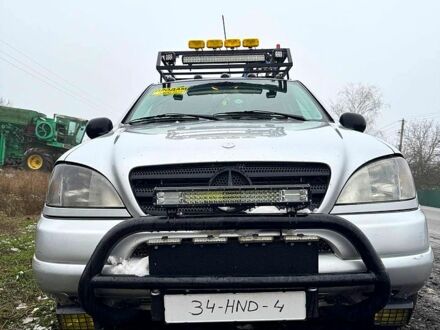 Серый Мерседес МЛ класс, объемом двигателя 2.7 л и пробегом 490 тыс. км за 4499 $, фото 1 на Automoto.ua