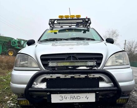 Серый Мерседес МЛ класс, объемом двигателя 2.7 л и пробегом 490 тыс. км за 4499 $, фото 1 на Automoto.ua