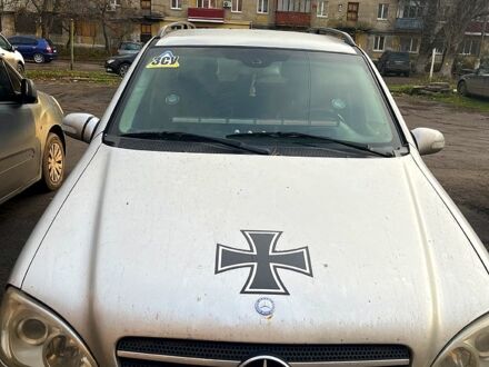 Серый Мерседес МЛ класс, объемом двигателя 4 л и пробегом 400 тыс. км за 4300 $, фото 1 на Automoto.ua