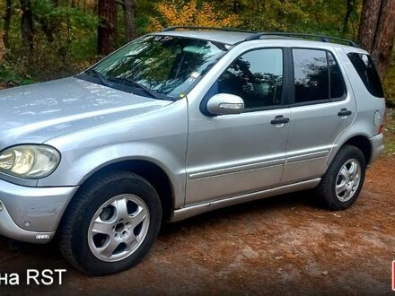 Серый Мерседес МЛ класс, объемом двигателя 2.7 л и пробегом 342 тыс. км за 3700 $, фото 1 на Automoto.ua