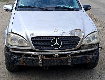 Серый Мерседес МЛ класс, объемом двигателя 2.7 л и пробегом 360 тыс. км за 4000 $, фото 1 на Automoto.ua