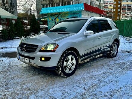 Серый Мерседес МЛ класс, объемом двигателя 5 л и пробегом 230 тыс. км за 8999 $, фото 1 на Automoto.ua