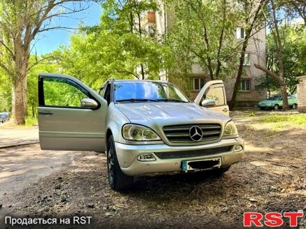 Сірий Мерседес МЛ класс, об'ємом двигуна 2.7 л та пробігом 492 тис. км за 5000 $, фото 1 на Automoto.ua
