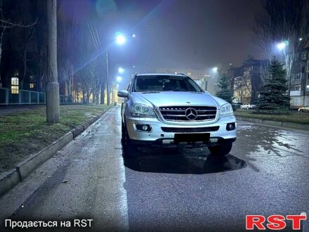 Серый Мерседес МЛ класс, объемом двигателя 3 л и пробегом 140 тыс. км за 7800 $, фото 1 на Automoto.ua