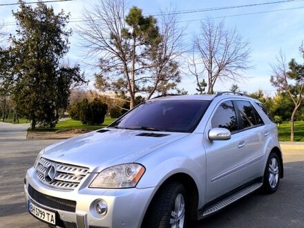 Сірий Мерседес МЛ класс, об'ємом двигуна 3.5 л та пробігом 140 тис. км за 12999 $, фото 1 на Automoto.ua