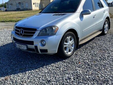 Сірий Мерседес МЛ класс, об'ємом двигуна 3.5 л та пробігом 370 тис. км за 10000 $, фото 1 на Automoto.ua