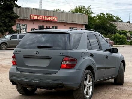 Серый Мерседес МЛ класс, объемом двигателя 3 л и пробегом 250 тыс. км за 5500 $, фото 1 на Automoto.ua