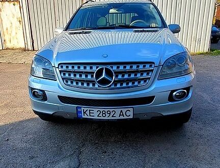 Сірий Мерседес МЛ класс, об'ємом двигуна 3.5 л та пробігом 187 тис. км за 10000 $, фото 1 на Automoto.ua