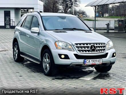 Серый Мерседес МЛ класс, объемом двигателя 3.5 л и пробегом 230 тыс. км за 11450 $, фото 1 на Automoto.ua