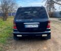 Синий Мерседес МЛ класс, объемом двигателя 4.3 л и пробегом 430 тыс. км за 5500 $, фото 1 на Automoto.ua