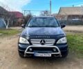 Синий Мерседес МЛ класс, объемом двигателя 4.3 л и пробегом 430 тыс. км за 5500 $, фото 1 на Automoto.ua