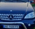 Синій Мерседес ML-Class, об'ємом двигуна 4 л та пробігом 300 тис. км за 5500 $, фото 1 на Automoto.ua
