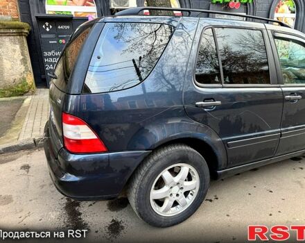 Синий Мерседес МЛ класс, объемом двигателя 4 л и пробегом 200 тыс. км за 4500 $, фото 2 на Automoto.ua