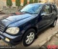 Синий Мерседес МЛ класс, объемом двигателя 4 л и пробегом 200 тыс. км за 4500 $, фото 1 на Automoto.ua