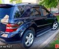 Синій Мерседес МЛ класс, об'ємом двигуна 3 л та пробігом 260 тис. км за 14600 $, фото 1 на Automoto.ua
