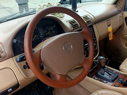 Синий Мерседес МЛ класс, объемом двигателя 2.7 л и пробегом 400 тыс. км за 4100 $, фото 1 на Automoto.ua