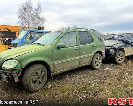 Зеленый Мерседес МЛ класс, объемом двигателя 4 л и пробегом 300 тыс. км за 2999 $, фото 2 на Automoto.ua